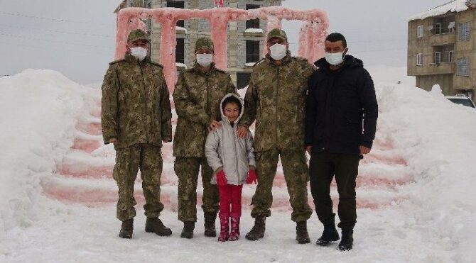 Bakan Akar, Anıtkabir’i görmek isteyen Hira’yı Ankara’ya davet etti