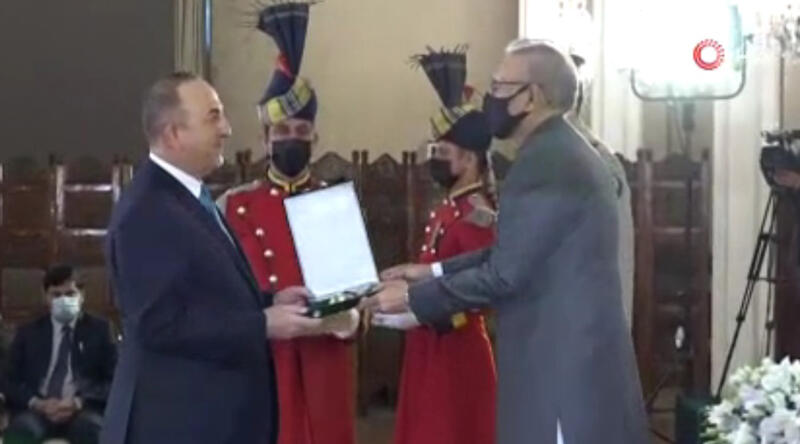 Bakan Çavuşoğlu’na Pakistan Cumhurbaşkanı Alvi’den “Hilal-e Pakistan” nişanı