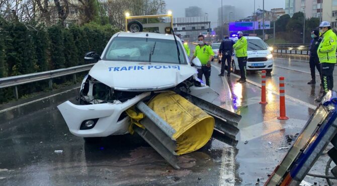 Bariyer polis aracına ok gibi saplandı