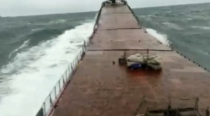 Bartın’da açıklarında gemi batmadan önce dalgalarda böyle kırıldı