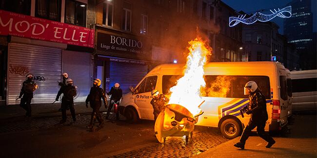 Belçika karıştı! Ateşe verdiler