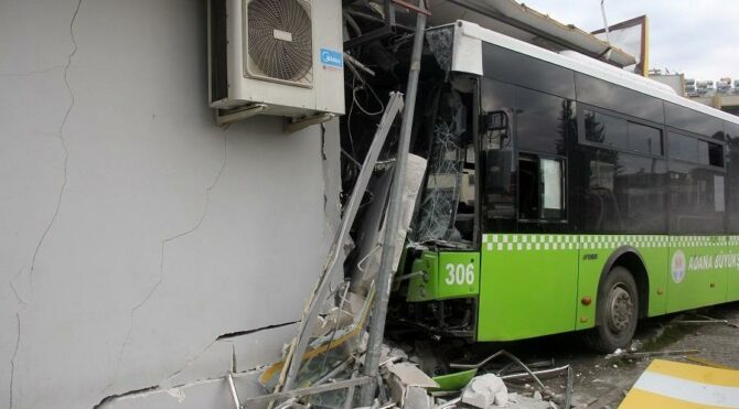 Belediye otobüsü PTT şubesine ok gibi saplandı