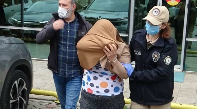 ‘Bereketli olsun diye paranın yanına koy’ diyerek yaşlı kadını soydular