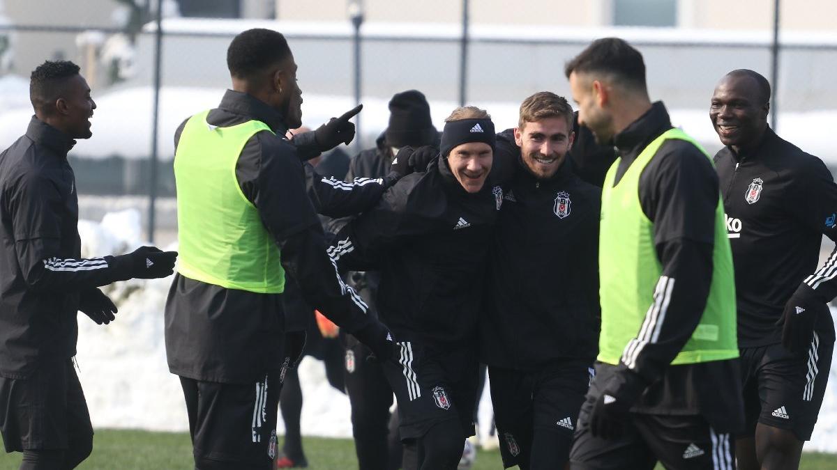 Beşiktaş’ta çalışmalar kar eğlencesiyle sürdü