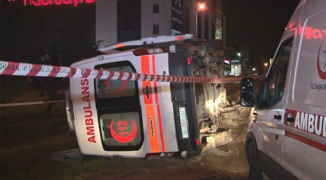 Beylikdüzü’nde ambulans kontrolden çıkarak devrildi: 2 yaralı