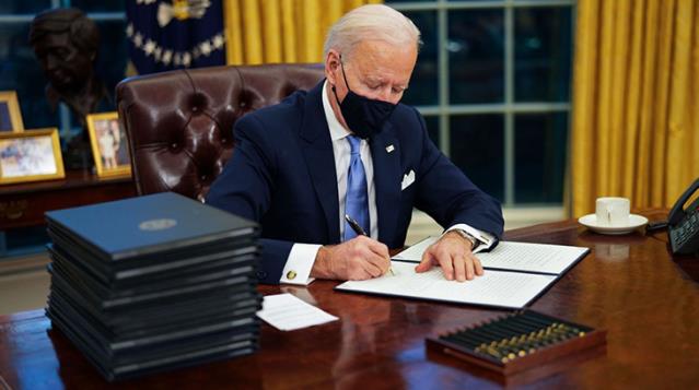 Biden koronavirüsle mücadele planını imzaladı: ABD'ye seyahat edeceklere test ve karantina zorunluluğu getirildi