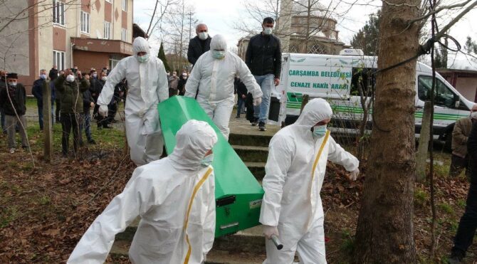 Bir ay içinde üç kardeş coronaya yenik düştü