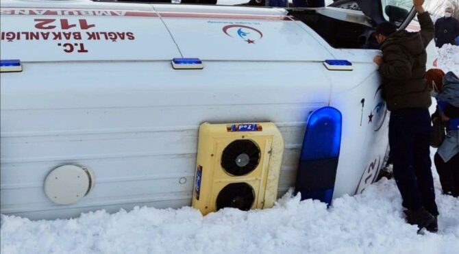 Biri yan yattı, diğeri kara saplandı