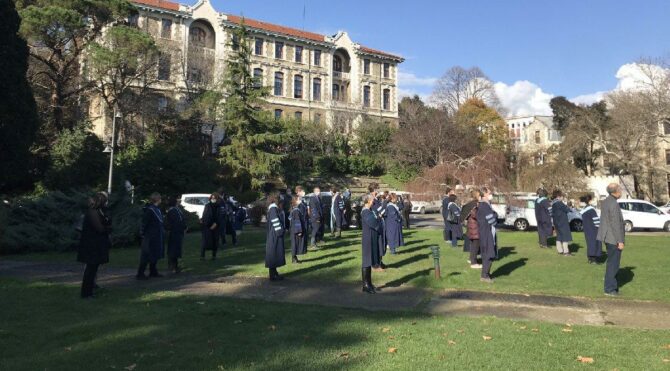 Boğaziçili akademisyenler rektörlüğe sırtını döndü