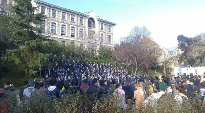 Boğaziçili öğrencilerden hocalarına destek