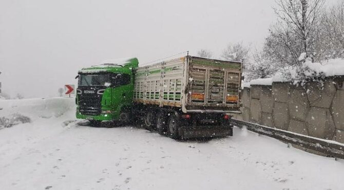 Bolu Dağı’nda makaslayan tır yolu trafiğe kapattı