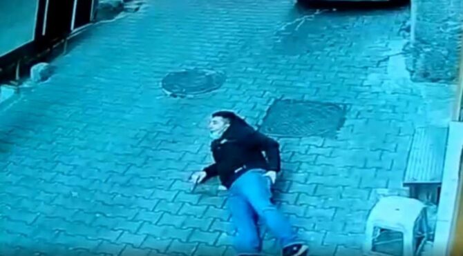 Borcuna karşılık verdiği silahla vuruldu