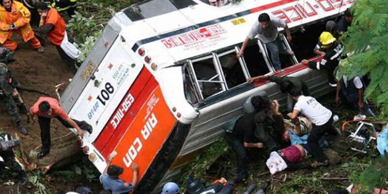 Brezilya'da yolcu otobüsü devrildi: 21 ölü