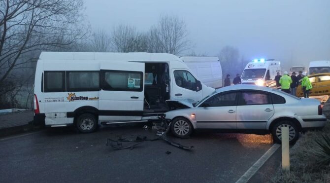 Buzlu yolda 10 araç birbirince girdi