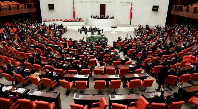 Çaycılık yapan, simit satan binbaşılar var