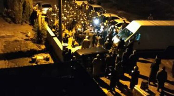 Cemaat liderinin mezardan cenazesinin taşınmasında arbede yaşandı