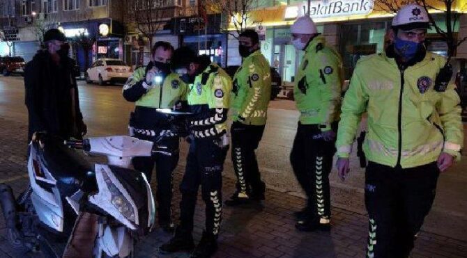 Cezaevi firarisi, kısıtlamada ekmek almaya giderken yakalandı