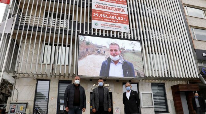 CHP’li belediye borcunu 3 metrelik pankartla duyurdu