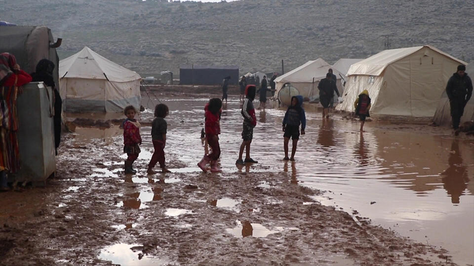 CNN TÜRK ekibi İdlib'de çadırlarda yaşamı görüntüledi