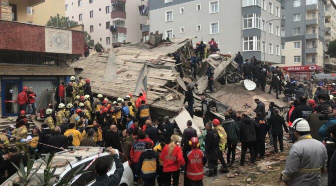 Çöken apartman davasında belediye görevlileri hakim karşısına çıktı