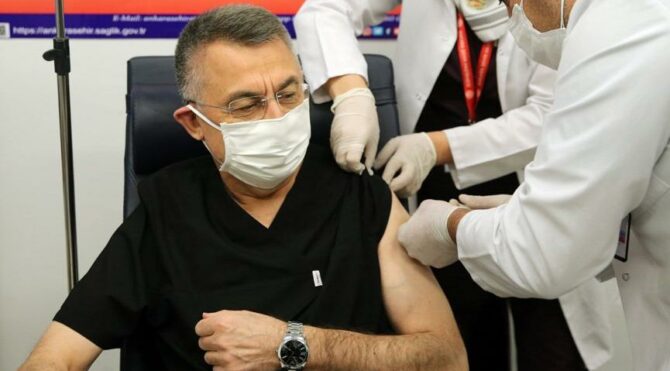 Cumhurbaşkanı Yardımcısı Fuat Oktay corona virüsü aşısı oldu
