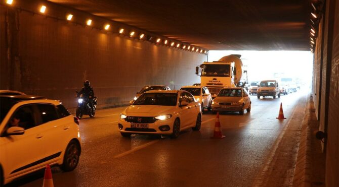 D100’de 6 araç birbirine girdi, kilometrelerce kuyruk oluştu