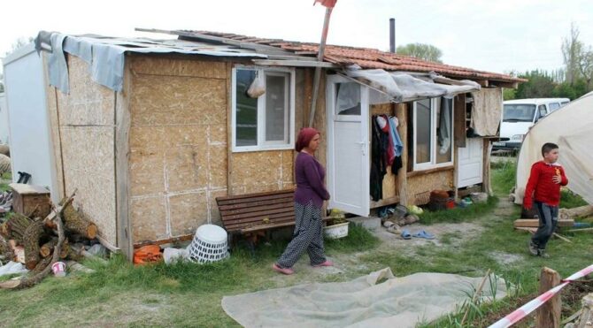 Depremzedeler 9 m2’lik konteynerlere terk edildi