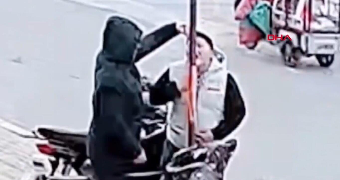 Dili direğe yapıştı | Video