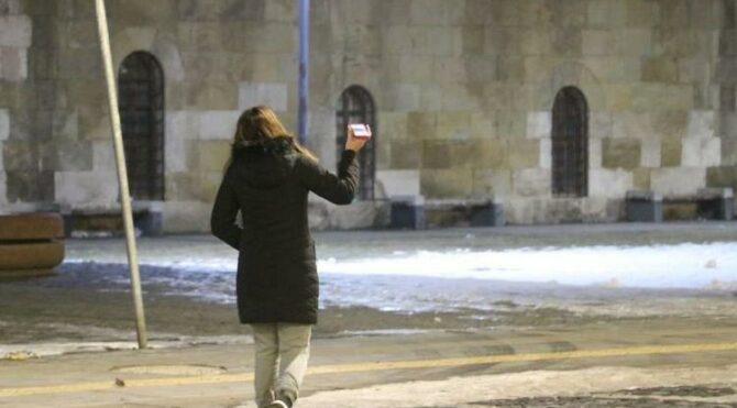 Dondurucu soğukta saatlerce papağan aradılar