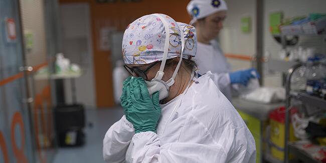 Dünyada koronavirüsten ölenlerin sayısı 1,9 milyonu geçti