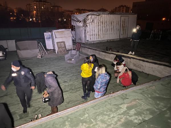 Son dakika haber: Eğlence mekanındaki 40 kişi, polisi görünce kaçtıkları çatıda yakalandı (2) - Yeniden
