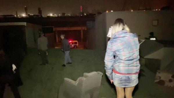 Eğlence mekanındaki 40 kişi, polisi görünce kaçtıkları çatıda yakalandı