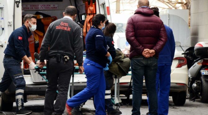 Emekli Öğretim Üyesi eşinin gözleri önünde hayatını böyle kaybetti