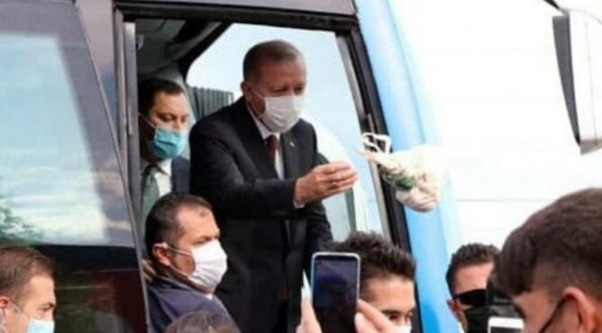 Erdoğan, depremin yıl dönümünde Elazığ’da da ‘keyif çayı’ dağıttı