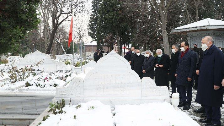 Cumhurbaşkanı Erdoğan, Necmettin Erbakan'ın mezarını ziyaret etti