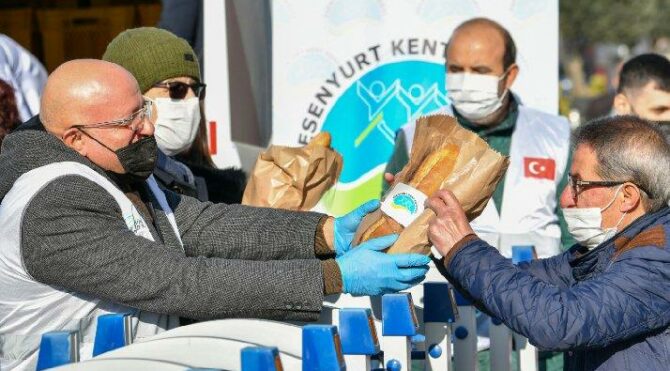 Esenyurt’ta ücretsiz Halk Ekmek dağıtıldı