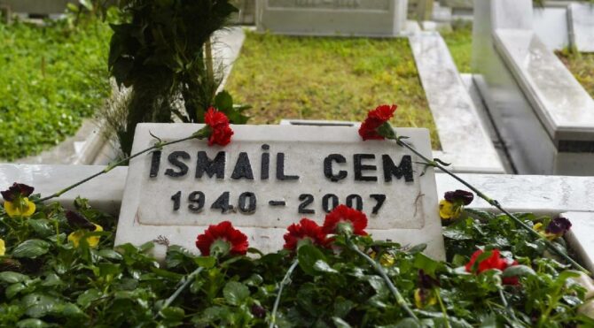 Eski Dışişleri Bakanı İsmail Cem mezarı başında anıldı