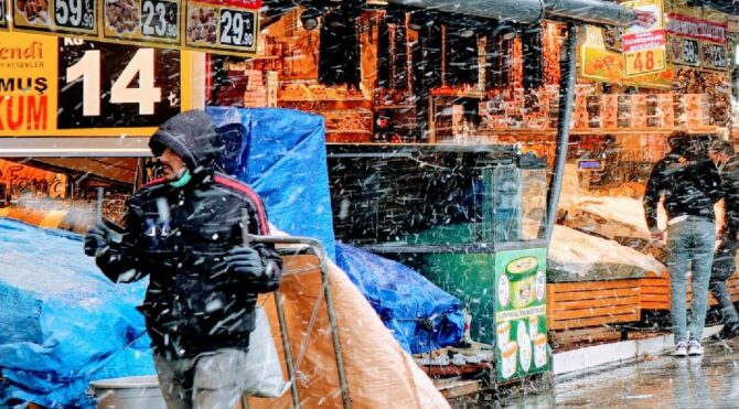 Esnaf ‘bir umut’ dedi, turistler kar keyfi yaptı