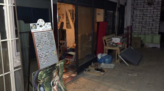 Esnafın üşümesin diye üzerine örttüğü kişi ölü bulundu