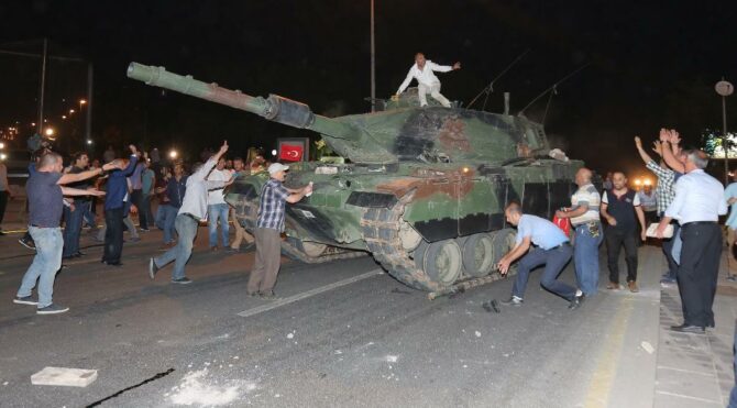 Evinde kavga çıkarsa İngiliz’den bil! Meraklısı İçin Darbeler Kitabı…