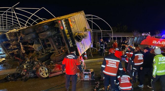 Feci kaza! Kamyon 2 aracın üzerine devrildi