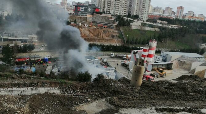 Finans merkezi inşaatında yangın, işçilerin kaldığı konteynerler yandı