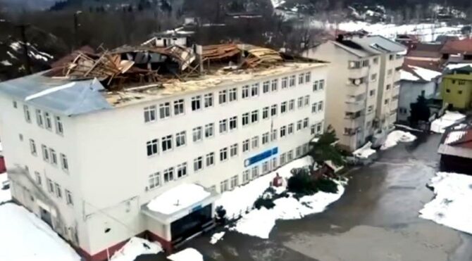 Fırtına okulun çatısını uçurdu