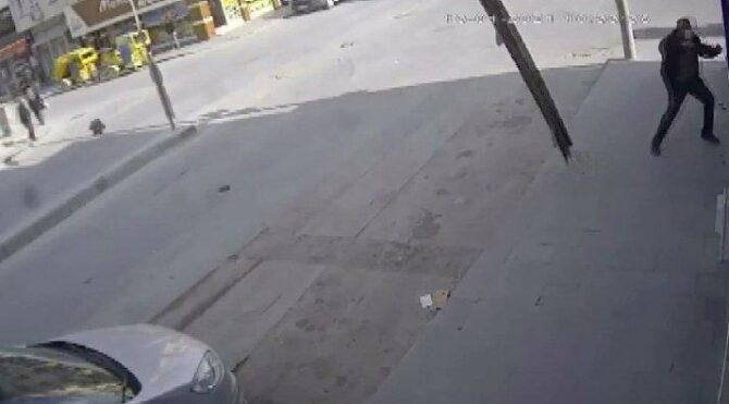 Fırtınada çatı uçtu… Son anda kurtuldu