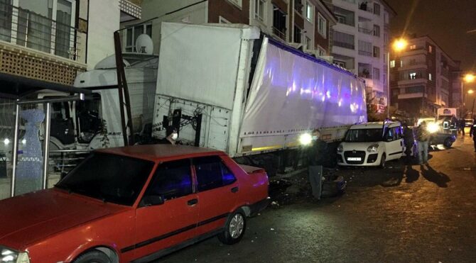 Freni boşalan TIR, 11 araca çarptı! Dehşet anı kamerada