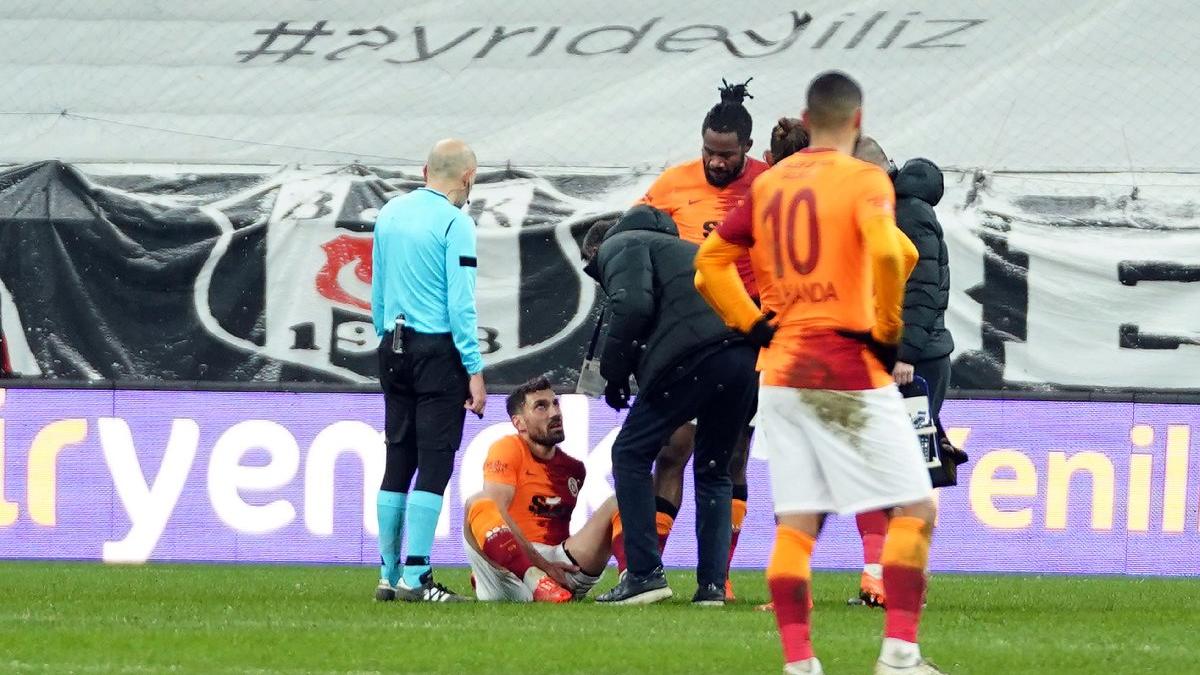 Galatasaray’da Şener Özbayraklı oyuna devam edemedi