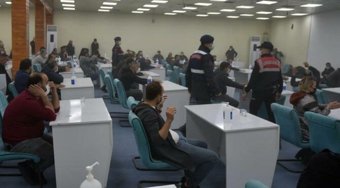 Gizli geçitler açılmış! Maskeli, mesafeli ve dezenfektanlı kumar salonuna kepçeyle girildi