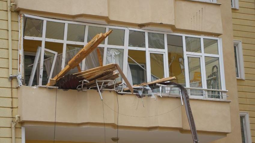 Fırtınada çatılar uçtu, metruk binanın duvarı yıkıldı 