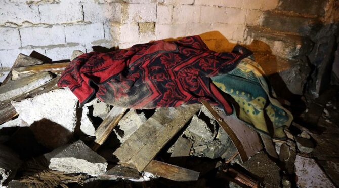 Göçükte anne ve 3 çocuğu enkaz altına kaldı