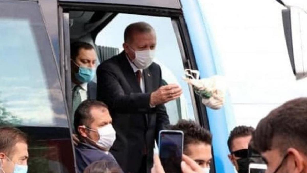 Erdoğan, depremin yıl dönümünde Elazığ'da da 'keyif çayı' dağıttı